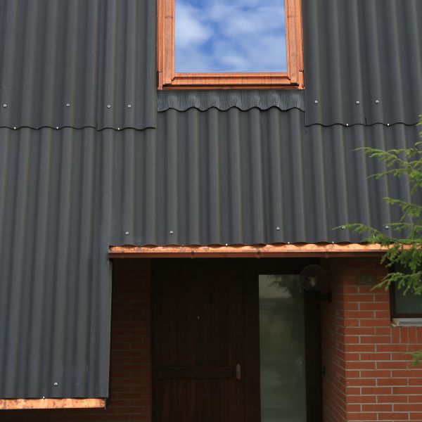 Das Dach wurde mit Eternit Wellplatten gedeckt