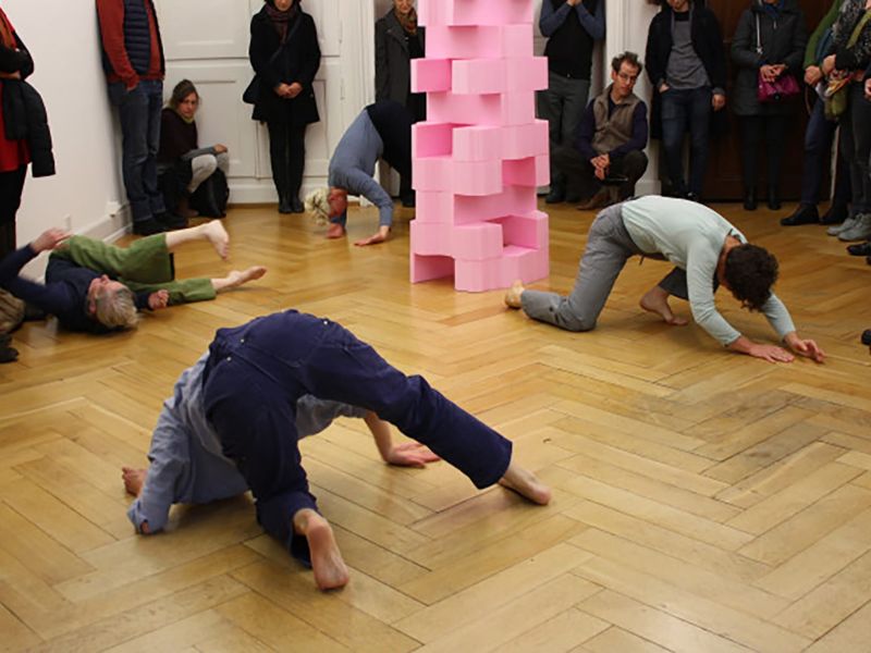 Performance von Kunstschaffenden im Hauptraum der Villa Renata