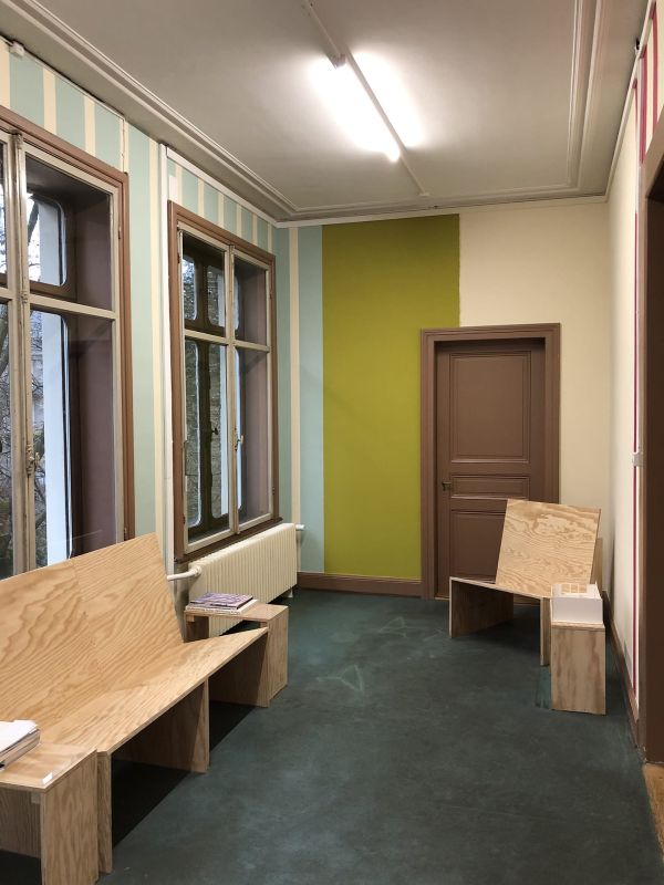 Innenraum mit Kunstinstallationen